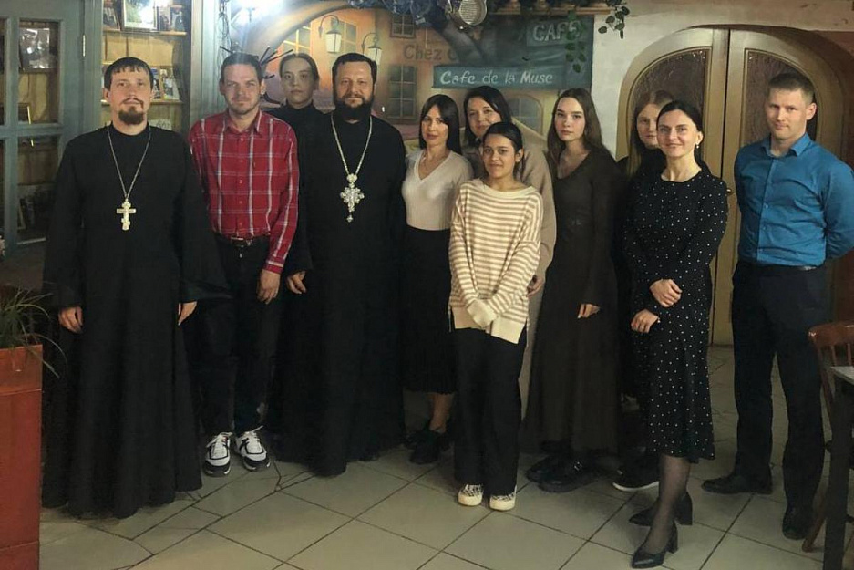 В Кургане волонтёры Александро-Невского собора встретились со священником