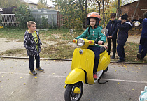 В Кургане православные гимназисты познакомились с устройством мотоцикла