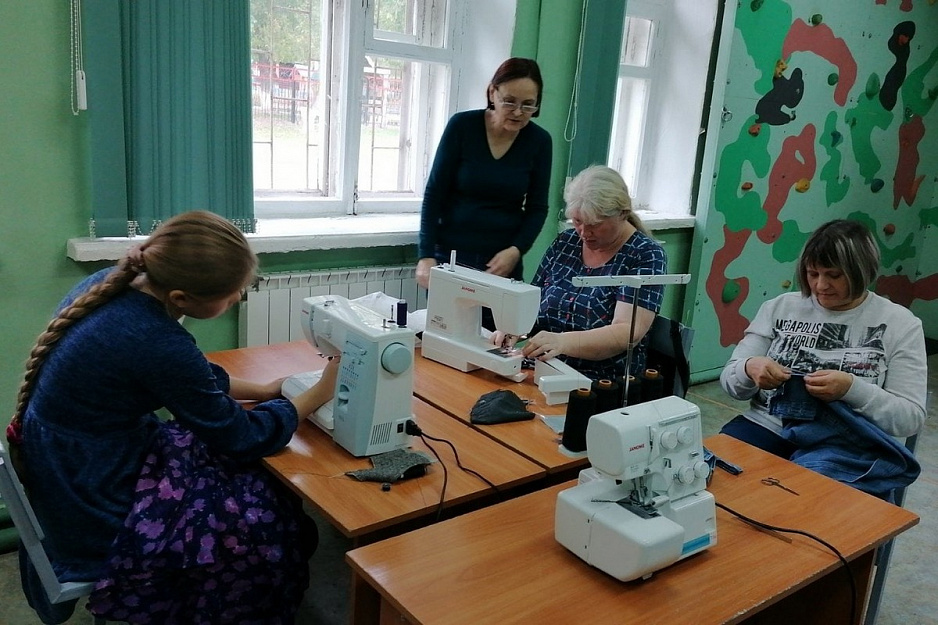 «Мастерицы» при Троицком приходе продолжают осваивать швейное дело