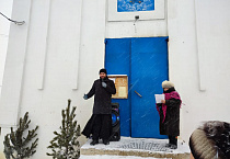 В праздник Рождества прихожане храма в Мокроусово состязались в стрельбе из лука