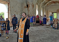 В Петуховском районе молитвы звучат и в действующих, и в разрушенных храмах