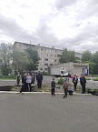 В Кургане священник и школьники занимались благоустройством территории