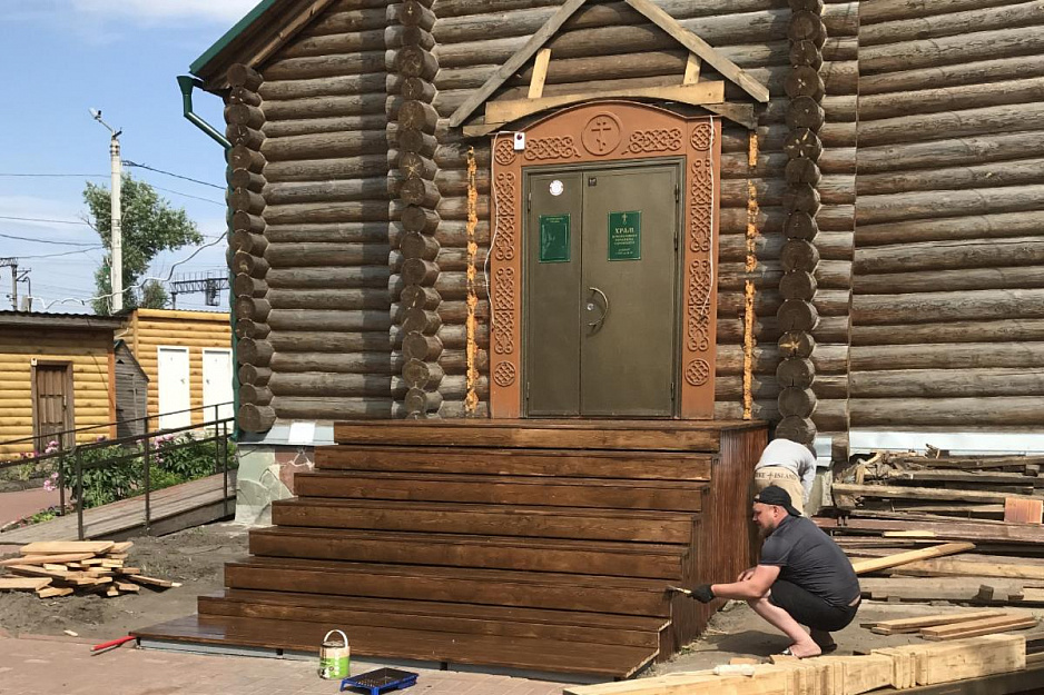 В Курганском храме меняют крыльцо