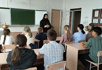 Священник из села Половинное провёл беседу о духовности и нравственности в Новобайдарской школе