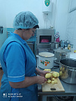 В социальной столовой курганского храма готовят обеды и делают заготовки на зиму