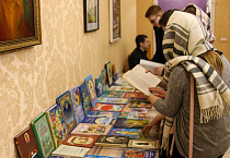 В Кургане воспитанники воскресной школы подарили книги детям прихожан