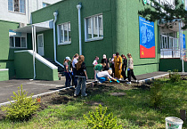 Курганский священник инициировал высадку роз в Госпитале-45