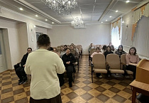 В селе Садовое старшеклассницы побывали на встрече «100 вопросов женщине»