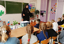 Священник из села Половинное провёл беседу о духовности и нравственности в Новобайдарской школе