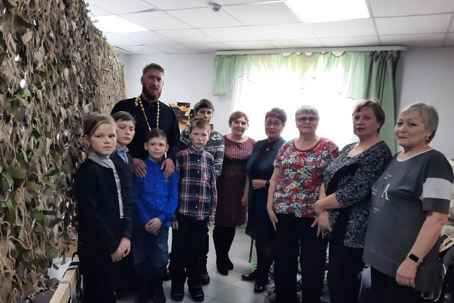 В селе Глядянском священник благословил женщин-волонтёров на благое дело