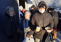 В курганском «Сквере Милосердия» кормят горячими обедами и помогают в социальной адаптации