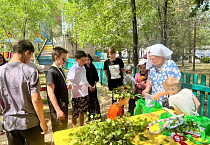В Кургане сестры милосердия рассказали пациентам детской больницы о празднике Святой Троицы