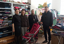 Курганская епархия помогла семье из Украины приобрести коляску для дочки