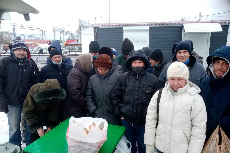 В курганском «Сквере Милосердия» шесть дней в неделю православные приходы кормят нуждающихся
