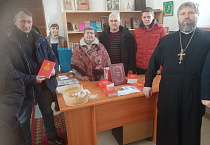 Курганский священник провёл на приходе села Рычково Литургию и встречу со школьниками