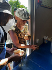 В курганском «Сквере милосердия» за неделю нуждающимся было выдано 300 булок хлеба собственной выпечки