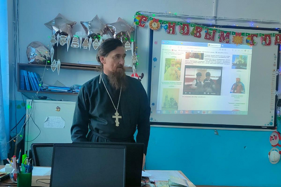 В Зауралье священник принял участие в родительском собрании в сельской школе