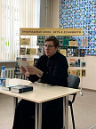 Курганский священник подарил городской библиотеке православные книги