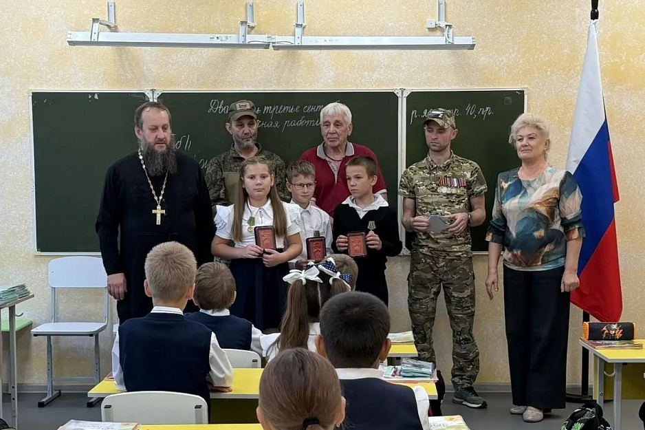В Кургане ветераны СВО наградили школьников за письма