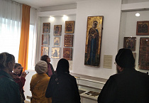 В Кургане настоятель храма с прихожанами посетил художественный музей