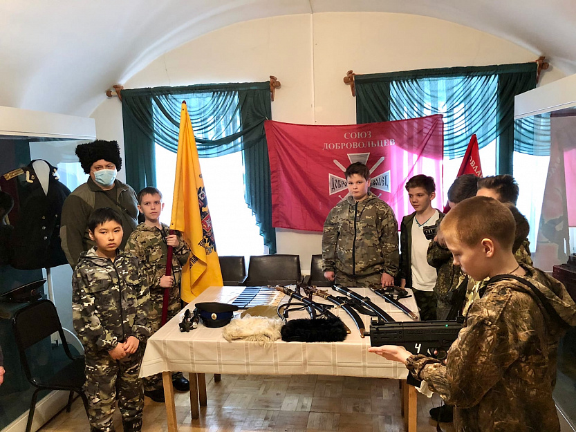 Члены Общества «Царьград» провели в музее истории города Кургана просветительскую акцию для кадет-пятиклассников