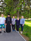 Курганский священник поздравил ребятишек микрорайона Тополя