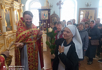 В курганском храме прихожанкам вручили  розы