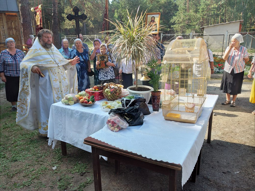 В праздник Преображения Господня в Георгиевском храме на Увале освящать  плоды помогал говорящий попугай