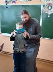 В Зауралье сельского священника встречают в школе возгласами «ура!»