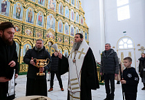 Митрополит Даниил освятил икону Царственных страстотерпцев в Троицком соборе