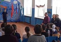 Настоятель гладковского храма поздравил мужчин-преподавателей местной школы с 23 февраля