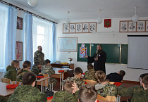 В Зауралье настоятель храма освятил юнармейское знамя