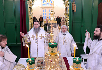  В день Собора Пресвятой Богородицы митрополит Даниил совершил Литургию в Троицком соборе Кургана