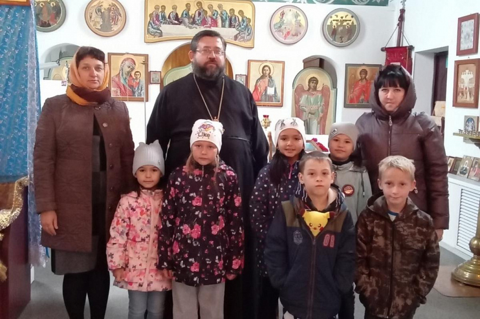 В сельском храме Зауралья детям рассказали о молитве и о дружбе