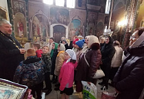 Взрослые и дети курганского прихода побывали в старинном Введенском храме