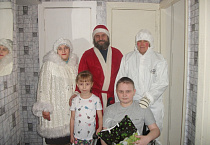 «Социальный Дед Мороз» из Успенского прихода в Варгашах посетил многодетные семьи