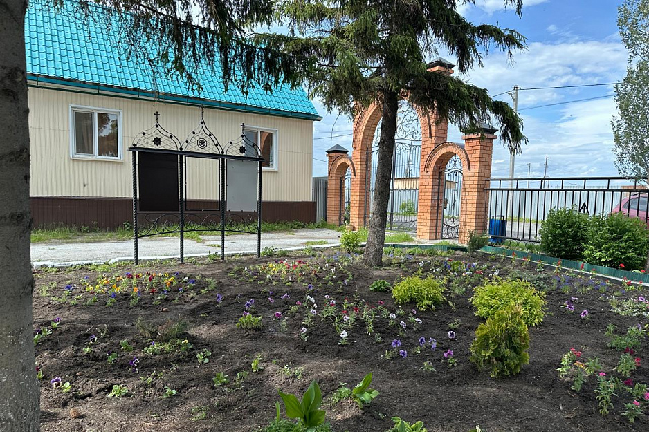 На могиле зауральских Петра и Февронии в Смолино высадили цветы