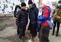 Курганский священник провёл беседы со страждущими в Сквере Милосердия