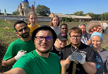 В Верх-Теченской обители убирать картофель помогала молодежь челябинского собора