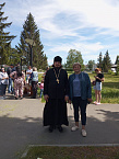 Курганский священник поздравил ребятишек микрорайона Тополя