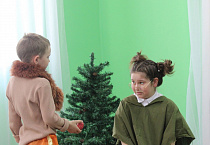 В Кургане актёры из православной школы показали пасхальный спектакль