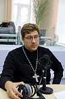 Курганский священник говорил с радиослушателями о православных праздниках августа