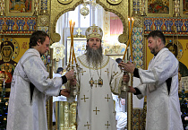Митрополит Даниил после Литургии поздравил педагогов и учеников Александро-Невской школы