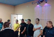 В Кургане священник и сестра милосердия посетили наркологический диспансер
