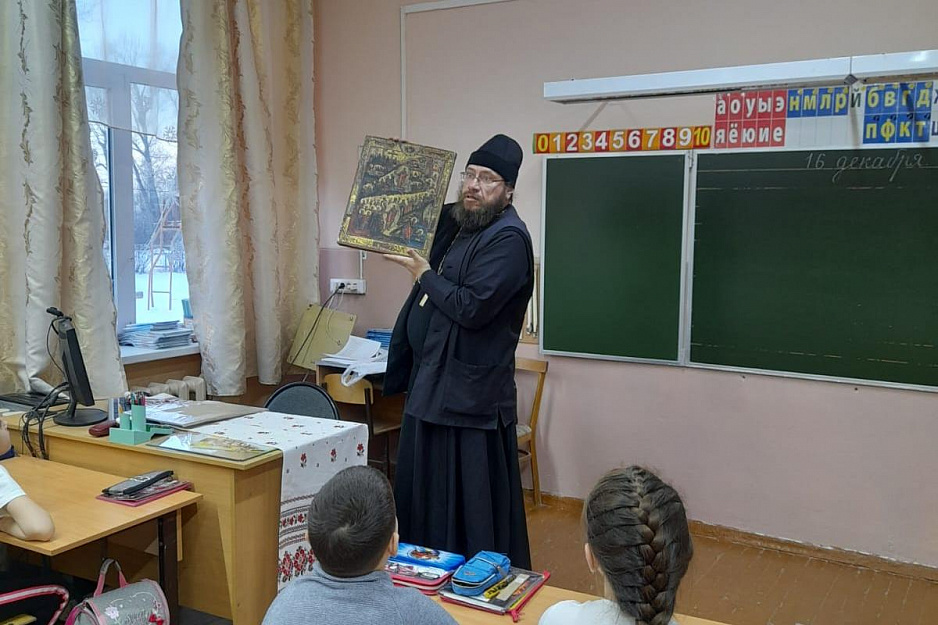 В Кургане священник рассказал школьникам, чем икона отличается от картины