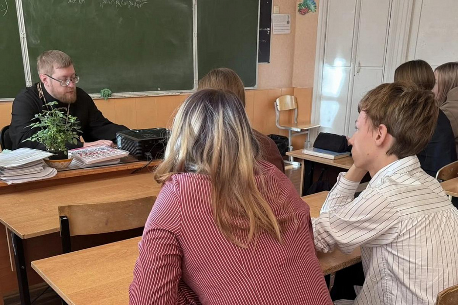 Урок семьеведения провёл священник в курганской школе №45