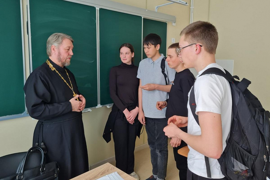 Сельский священник провёл беседу со школьниками