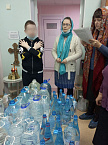 Курганский священник освятил воду в молебной комнате детской больницы