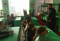 В Лебяжьевском районе священник провел в сельской школе два «Урока нравственности»