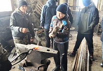 В Зауралье священник знакомил школьников с сельскохозяйственными профессиями